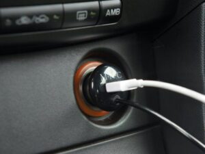 M.N.C. 54920BK Szivargyújtós adapter 4 az 1-ben + USB - fekete